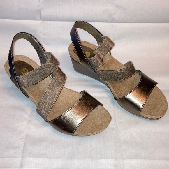 Macy’s Gilded Gold Wedge Sandals - Picture 2 of 7